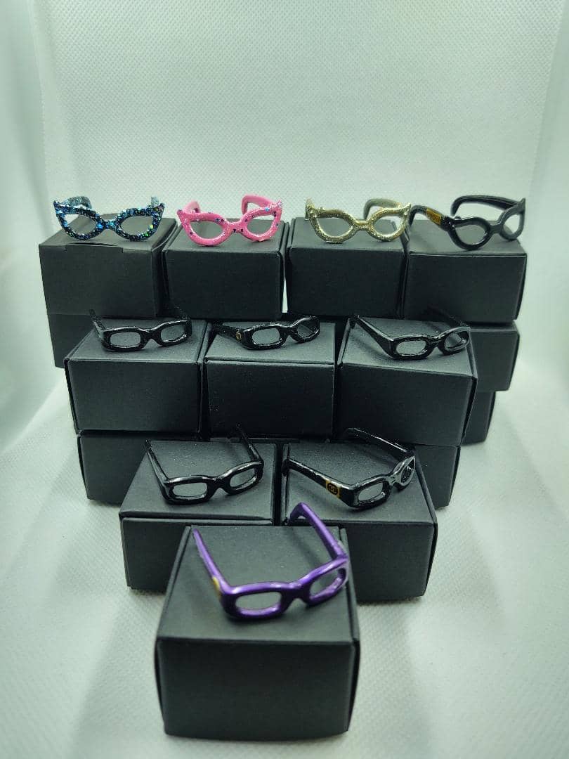 set 5 Barbie eyeglasses with large cat eye design and black boxes
