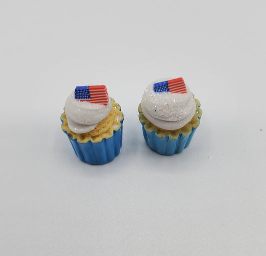 1:6 scale July 4th cupcakes featuring a patriotic design with American flags